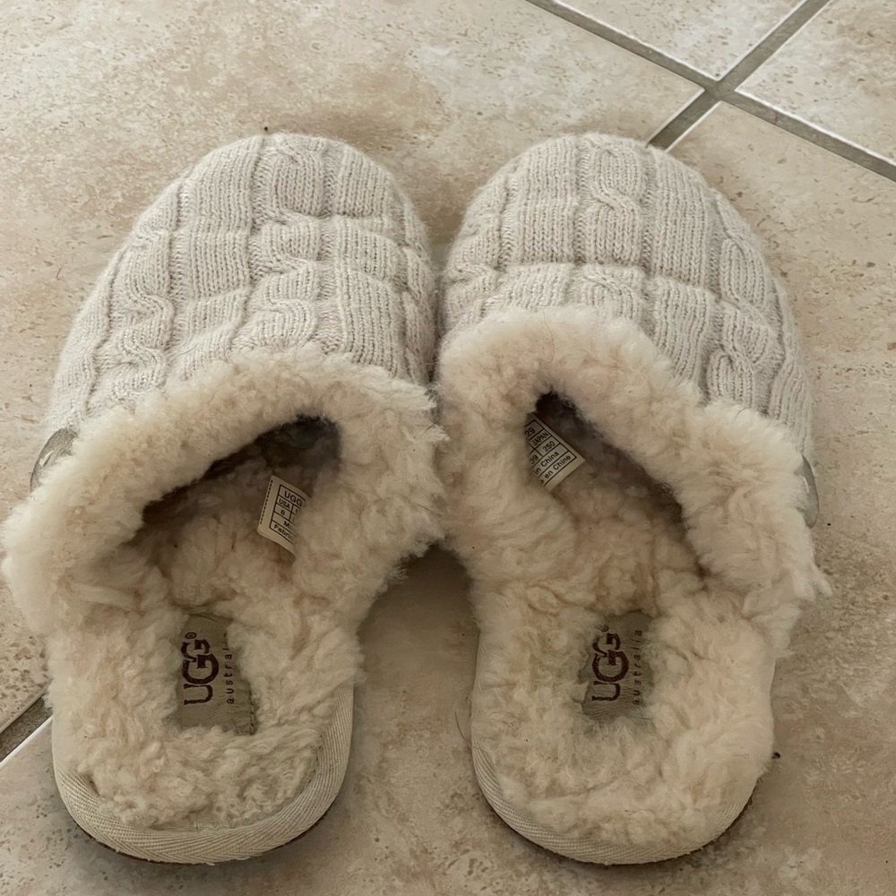 UGG Women’s Size 8 Knit slippers - Picture 2 of 6